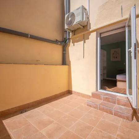 Tarracohomes-th08 Con Patio Privado En El Centro De *